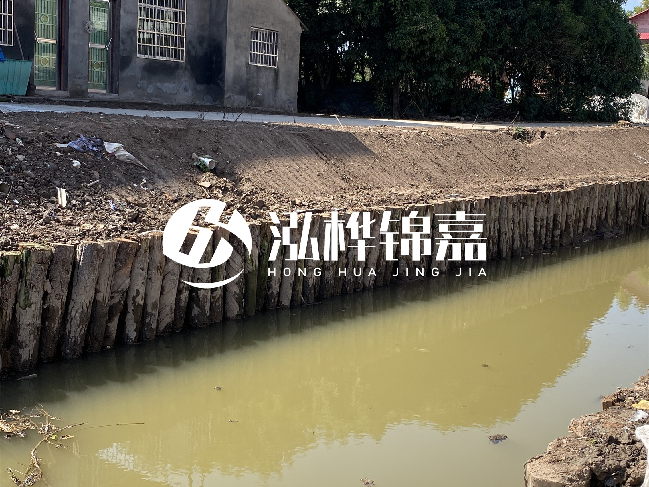 松木樁批發(fā)廠家泓樺錦嘉-圍堰松木樁間距多少能保證穩(wěn)定性？